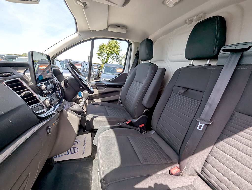 Ford Transit Custom 2.0 EcoBlue 130ps Low Roof Limited Van - Image 4